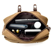 Zaino in tela marrone aperto, contenente tablet, smartphone, bottiglia d'acqua, astuccio e penne. Accessori organizzati per viaggio e lavoro.