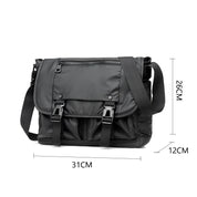 Borsa a tracolla nera in nylon impermeabile, dimensioni 31x26x12 cm, con tasche multiple e chiusure a fibbia, ideale per lavoro e viaggio.
