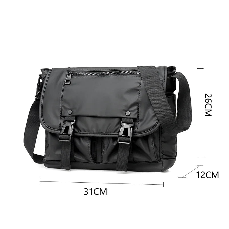 Borsa a tracolla nera in nylon impermeabile, dimensioni 31x26x12 cm, con tasche multiple e chiusure a fibbia, ideale per lavoro e viaggio.