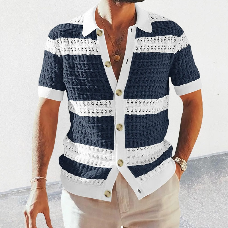 Camicia uomo a righe blu e bianche, maniche corte, bottoni frontali, stile casual estivo. Tessuto leggero, ideale per moda estiva maschile.