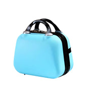 Valigia rigida azzurra con manici neri, design compatto, ideale per viaggi brevi. Bagaglio a mano leggero e resistente, perfetto per voli low-cost.