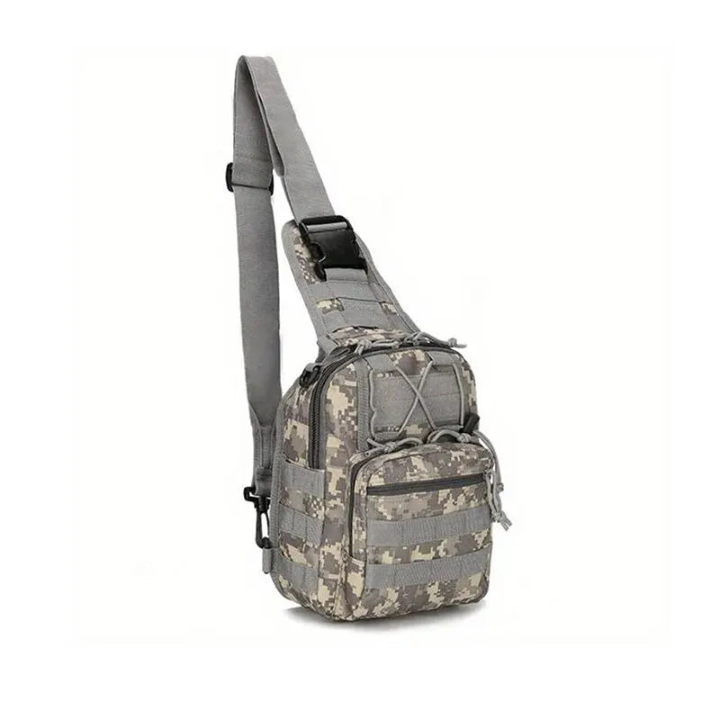 Zaino monospalla mimetico grigio, design compatto e resistente, ideale per escursioni e attività all'aperto. Tasche multiple, tracolla regolabile.