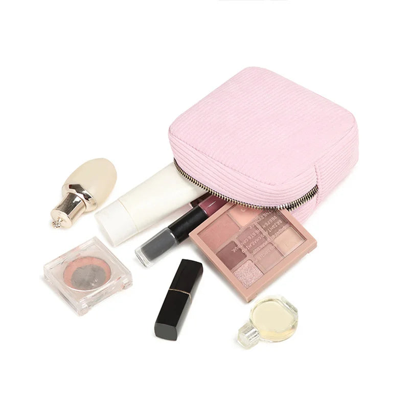 Astuccio rosa per trucco con ombretti, rossetto, fondotinta e accessori cosmetici. Set di bellezza portatile, ideale per viaggi e uso quotidiano.