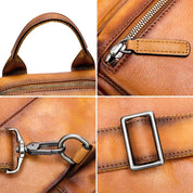 Dettagli zaino in pelle marrone: manico robusto, cerniera resistente, gancio in metallo, fibbia regolabile. Accessori moda di alta qualità.