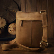 Borsa a tracolla in pelle marrone vintage, design elegante e resistente, ideale per uomo, con cinghia regolabile e tasca frontale.