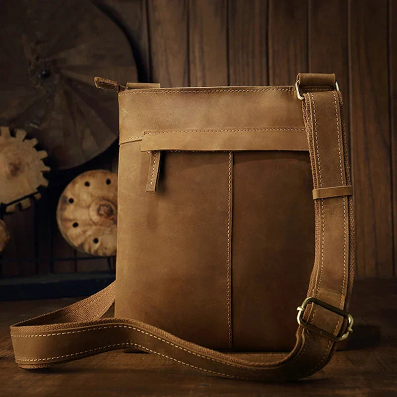 Borsa a tracolla in pelle marrone vintage, design elegante e resistente, ideale per uomo, con cinghia regolabile e tasca frontale.