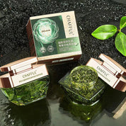 Barattoli di crema viso Chafful su sfondo nero con foglie verdi, confezione elegante, skincare idratante, bellezza naturale, cosmetici di lusso.