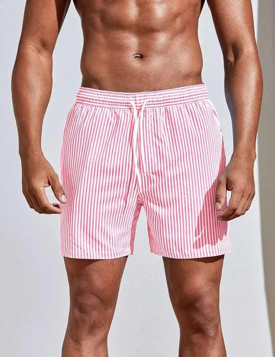 Costume da bagno uomo a righe rosa e bianche, elastico in vita, stile casual estivo. Perfetto per spiaggia e piscina.