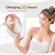 Donna sorridente con maschera LED per terapia della pelle, ricaricabile in 2 ore, utilizzo 100 minuti, ideale per cura del viso e bellezza.