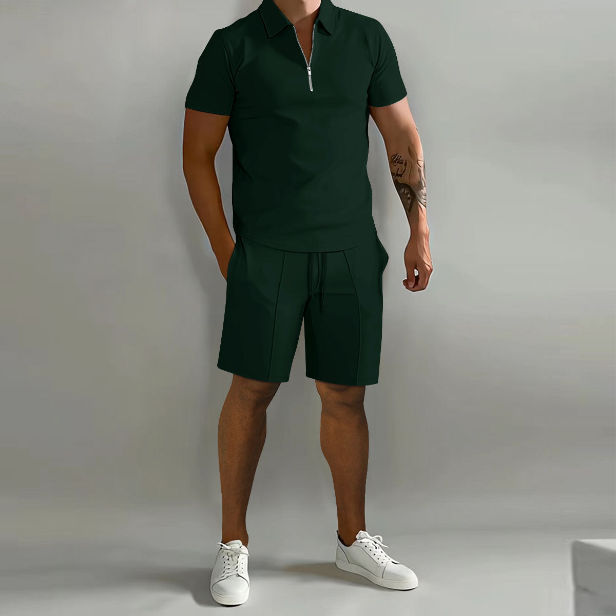 Completo estivo uomo verde scuro, polo con zip e pantaloncini, abbigliamento casual elegante, scarpe bianche, moda maschile moderna.