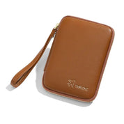 Custodia portadocumenti in pelle marrone con cerniera e cinturino, design elegante e compatto, ideale per viaggi e organizzazione documenti.