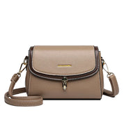 Borsa a tracolla in pelle marrone chiaro con chiusura a scatto dorata, dettagli cuciti, e tracolla regolabile. Elegante accessorio moda donna.