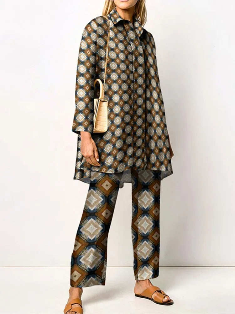 Donna con abito fantasia geometrica multicolore, borsa beige e sandali marroni. Moda femminile elegante, abbigliamento casual chic.