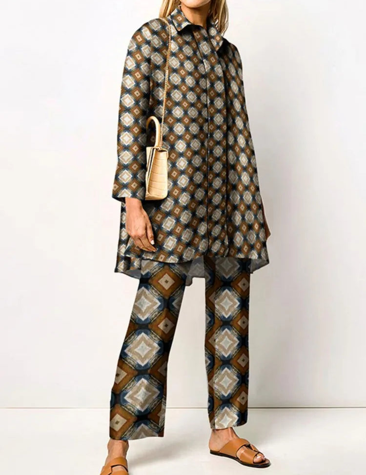 Donna con abito fantasia geometrica multicolore, borsa beige e sandali marroni. Moda femminile elegante, abbigliamento casual chic.