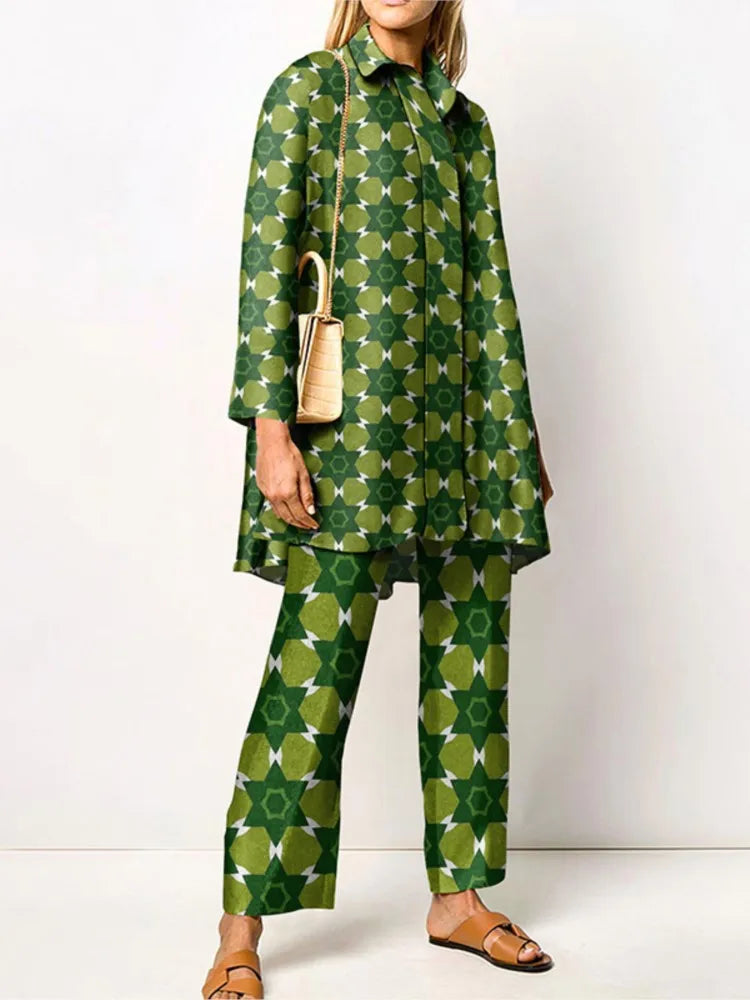 Donna in abito verde con motivo geometrico, borsa a tracolla beige e sandali marroni. Moda femminile elegante, abbigliamento casual chic.