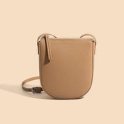 Borsa a tracolla beige in pelle, design minimalista, chiusura con zip, ideale per moda donna, accessorio elegante e versatile.