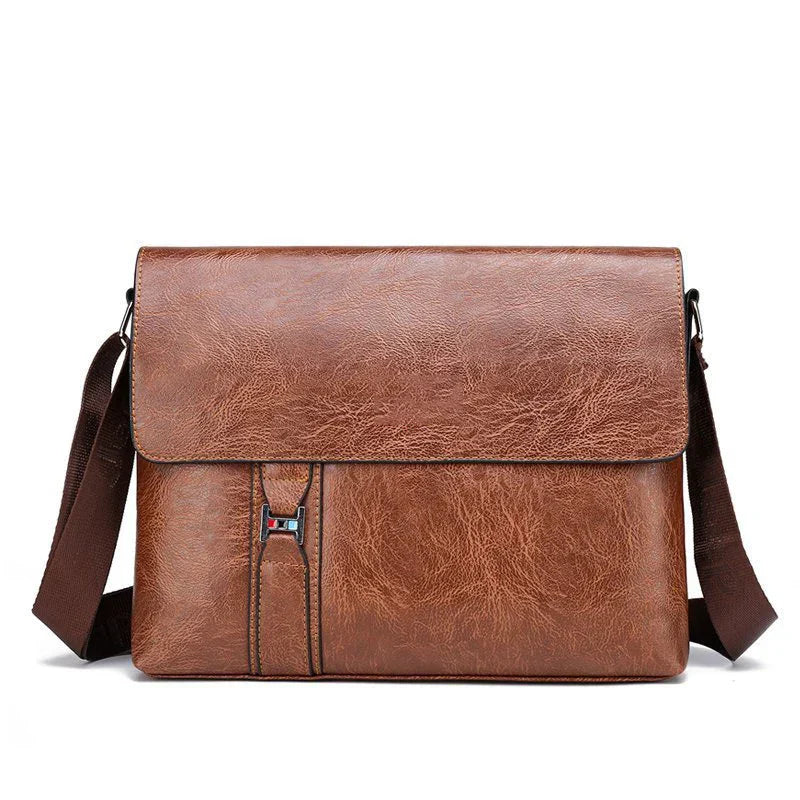 Borsa a tracolla in pelle marrone, design elegante e moderno, con chiusura a patta. Ideale per lavoro e uso quotidiano. Accessorio moda uomo.