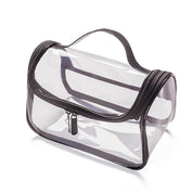 Borsa trasparente da viaggio con cerniera nera, manico superiore, ideale per cosmetici e articoli da toeletta. Design pratico e impermeabile.