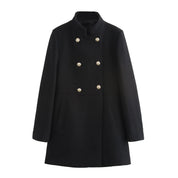 Cappotto nero da donna, doppio petto, elegante, con bottoni dorati. Moda invernale, abbigliamento femminile, stile classico.