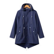 Giacca impermeabile blu scuro con cappuccio, chiusura a zip, coulisse e tasche frontali. Ideale per pioggia, moda outdoor, abbigliamento casual.