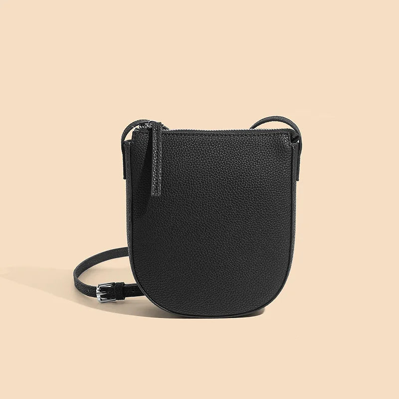 Borsa a tracolla nera in pelle, design minimalista, chiusura con zip, ideale per moda donna, accessorio elegante e versatile.
