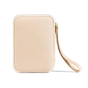 Custodia portafoglio in pelle beige con cerniera e cinturino da polso, design elegante e minimalista, accessorio moda donna.