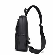 Zaino nero in pelle sintetica, design moderno, spallacci regolabili, tasca laterale, ideale per scuola e lavoro. Accessorio moda unisex.