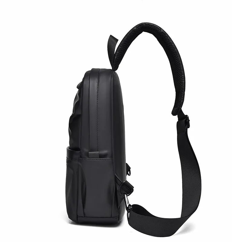 Zaino nero in pelle sintetica, design moderno, spallacci regolabili, tasca laterale, ideale per scuola e lavoro. Accessorio moda unisex.