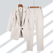 Completo donna elegante beige, giacca monopetto e pantaloni abbinati, abbigliamento formale, moda femminile, abito da ufficio, stile classico.