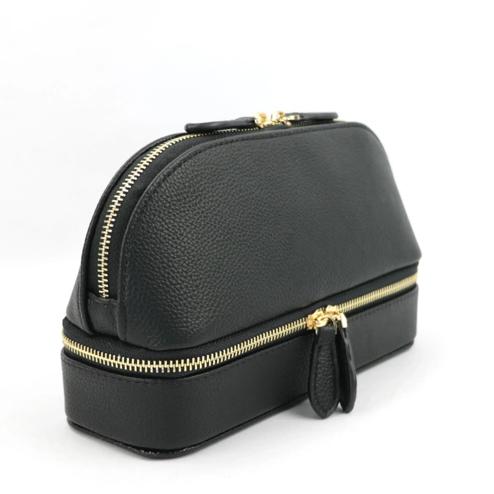 Elegante borsa cosmetica in pelle nera con doppia cerniera dorata, design compatto e raffinato, ideale per organizzare trucchi e accessori.
