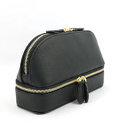 Astuccio in pelle nera con doppia cerniera dorata, design elegante e compatto, ideale per cosmetici o accessori da viaggio.