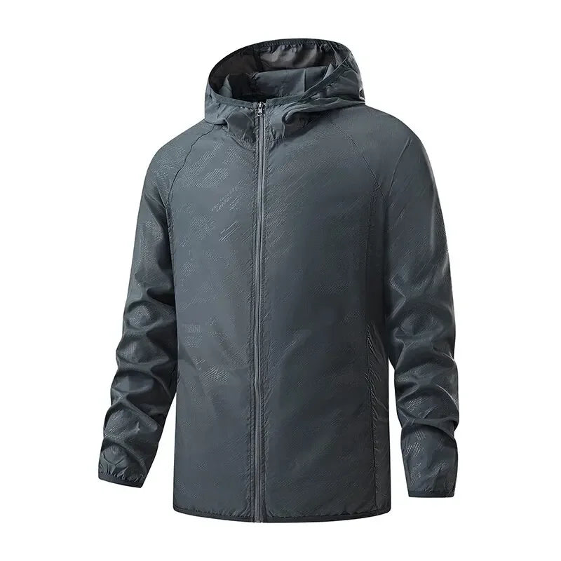 Giacca a vento impermeabile grigia con cappuccio, chiusura a zip, maniche lunghe, ideale per attività outdoor. Design moderno e funzionale.