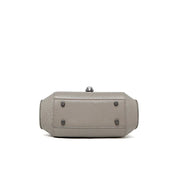 Borsa a tracolla in pelle grigia, vista dal basso, con piedini metallici. Design elegante e moderno, ideale per moda donna e accessori di lusso.