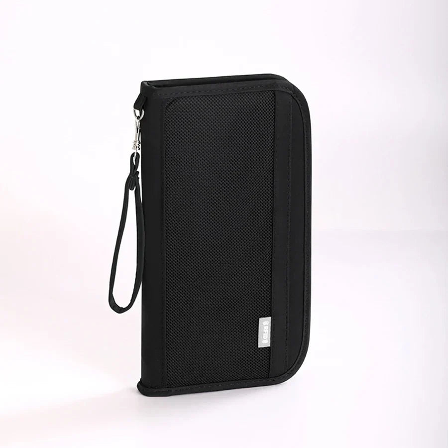 Custodia portadocumenti nera con cerniera e cinturino, design elegante e resistente, ideale per viaggi e organizzazione documenti.