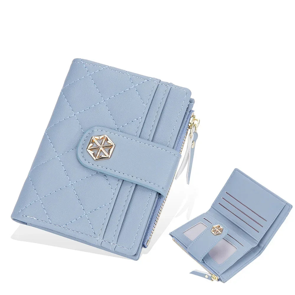 Portafoglio donna in pelle blu chiaro, design trapuntato, chiusura a bottone, scomparti per carte e monete, elegante e compatto.