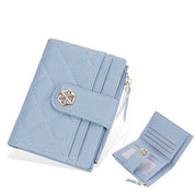 Portafoglio donna in pelle blu chiaro, design trapuntato, chiusura a bottone, scomparti per carte e monete, elegante e compatto.