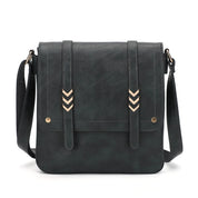 Borsa a tracolla in pelle nera, design elegante con dettagli metallici dorati, ideale per moda donna, accessorio versatile e chic.