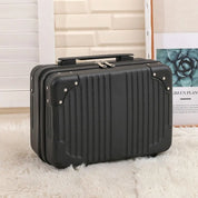 Valigia rigida nera su tappeto bianco, design moderno con angoli rinforzati, ideale per viaggi d'affari. Accessorio da viaggio elegante e resistente.