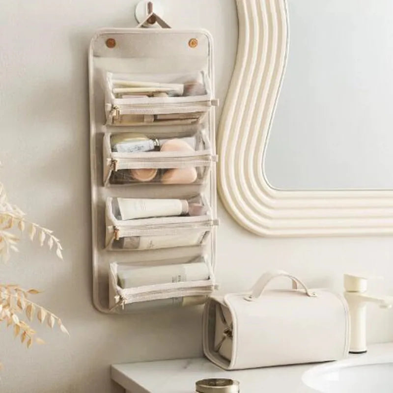 Organizer da bagno appeso con tasche trasparenti, contenente cosmetici e accessori. Design elegante, ideale per organizzare il bagno.