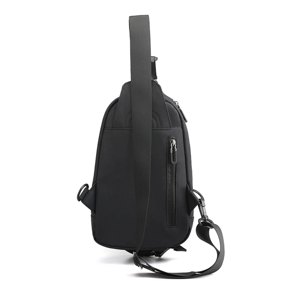 Zaino monospalla nero in tessuto impermeabile, con cerniere multiple e tracolla regolabile. Design moderno e pratico per uomo e donna.