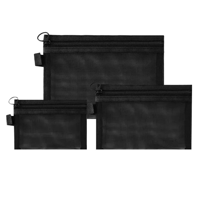 Set di tre buste organizer in rete nera con cerniera, dimensioni diverse, ideali per viaggio, ufficio, scuola. Accessori pratici e versatili.