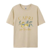 Maglietta beige con stampa "Capri" e limoni, design ispirato al Mar Tirreno, Italia. Moda estiva, abbigliamento casual, t-shirt unisex.