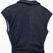 Gilet in denim scuro senza maniche, design moderno, cuciture visibili, ideale per moda casual e abbigliamento urbano.