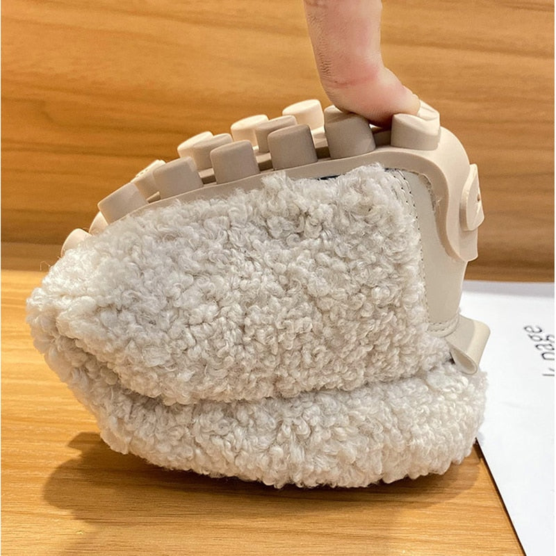 Scarpa invernale per bambini, suola flessibile antiscivolo, rivestimento in pelliccia sintetica beige, ideale per comfort e calore.