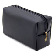 Astuccio da viaggio nero in pelle sintetica con cerniera dorata, design elegante e compatto, ideale per cosmetici e accessori.
