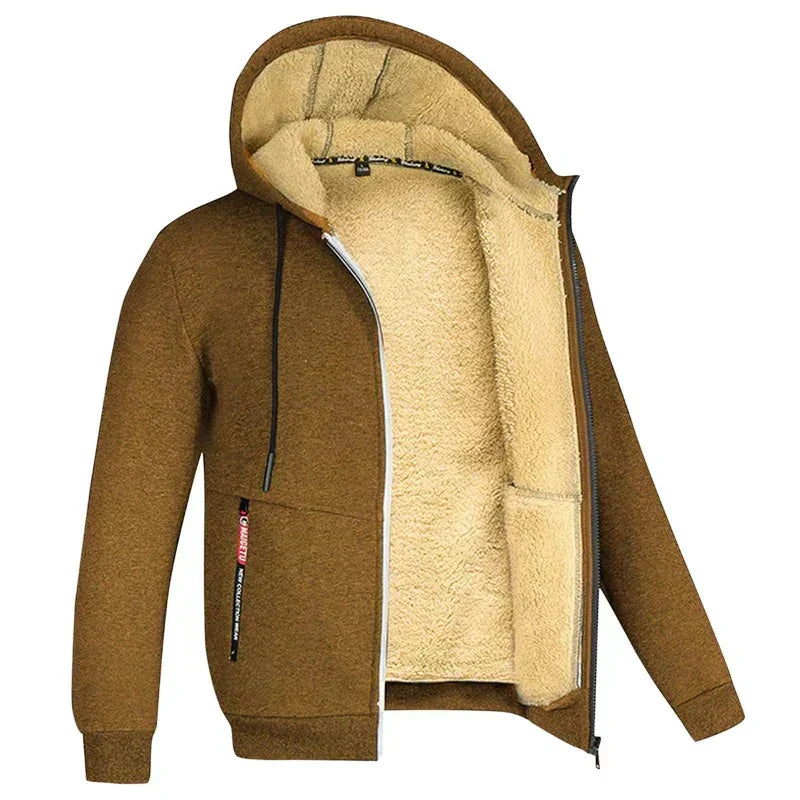 Giacca invernale uomo marrone con cappuccio, interno in pelliccia sintetica, zip frontale, tasche laterali. Abbigliamento caldo e casual.