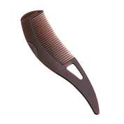 Pettine nero in plastica, design ergonomico, denti fini, ideale per capelli lisci e styling preciso. Accessorio essenziale per cura dei capelli.