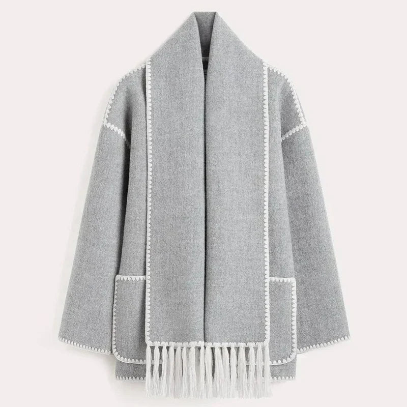 Cappotto grigio in lana con frange, design elegante, dettagli bianchi, moda autunno inverno, abbigliamento donna, stile casual chic.
