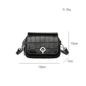 Borsa a tracolla nera in pelle sintetica con texture coccodrillo, dimensioni 19x15x7 cm, chiusura a gancio, elegante e leggera, 0.3 kg.