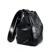 Zaino in pelle nera di design elegante, con chiusura a coulisse e spallacci regolabili. Accessorio moda unisex, ideale per ogni occasione.